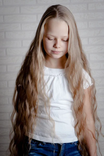 长长的金发的漂亮小女孩 — 图库照片