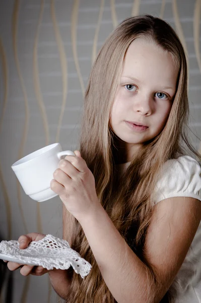 Блондинка милая девушка с чашкой чая — стоковое фото