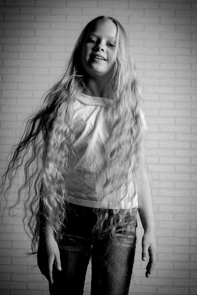 Belle petite fille aux longs cheveux blonds — Photo