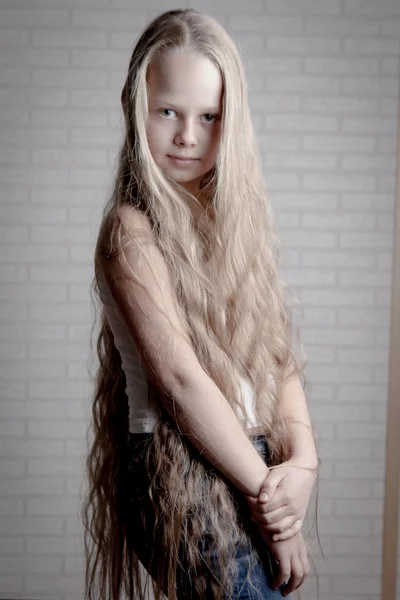 Όμορφο κοριτσάκι με μακριά ξανθά μαλλιά — Φωτογραφία Αρχείου