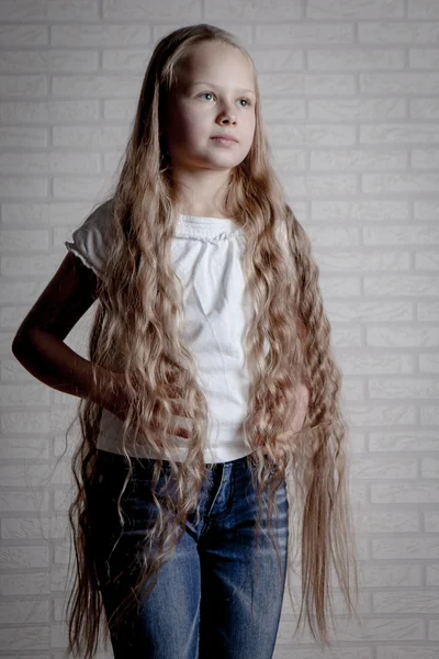 Menina bonita com cabelo loiro longo — Fotografia de Stock