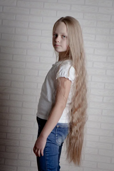 Menina bonita com cabelo loiro longo — Fotografia de Stock