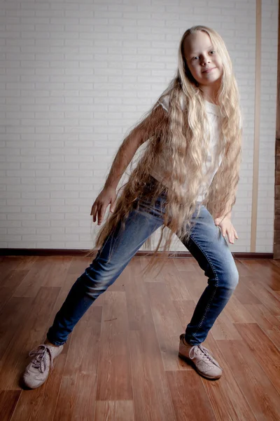 Menina bonita com cabelo loiro longo — Fotografia de Stock