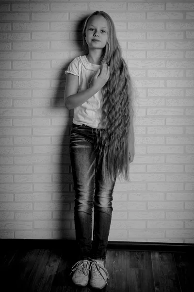 Bella bambina con lunghi capelli biondi — Foto Stock