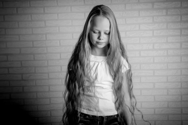 Uzun sarı saçlı güzel kız — Stok fotoğraf