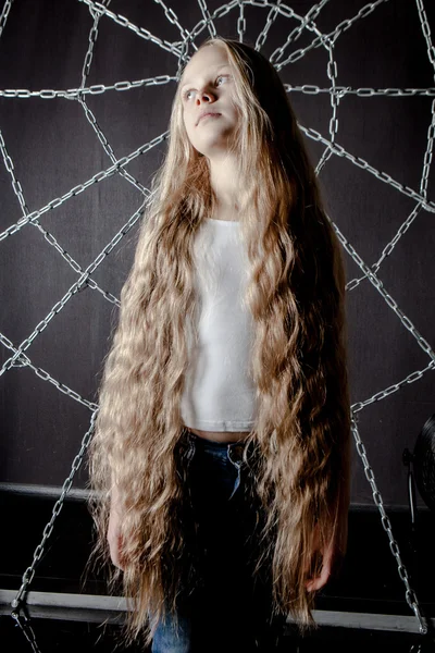 Menina com cabelo loiro longo — Fotografia de Stock