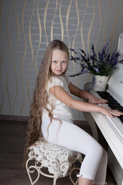 Schönes kleines Mädchen mit langen blonden Haaren — Stockfoto