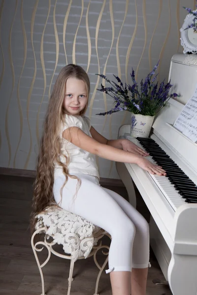 Schönes kleines Mädchen mit langen blonden Haaren — Stockfoto