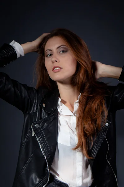 Glamorous young woman in black leather jacket on black background — Φωτογραφία Αρχείου