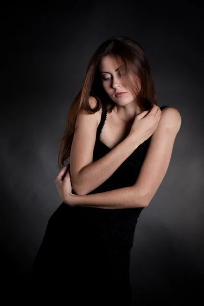 Schöne modische Frau im schwarzen Kleid — Stockfoto