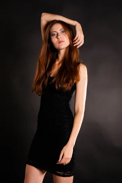 검은 드레스에 아름 다운 세련 된 여자 — 스톡 사진