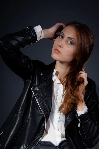 Mulher jovem glamourosa em jacke couro preto — Fotografia de Stock