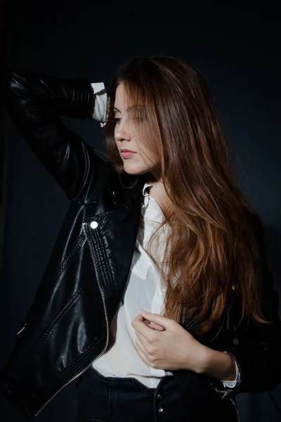 黒の革ジャケットの魅力的な若い女性 — ストック写真
