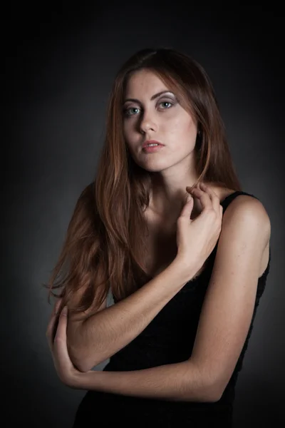 Hermosa mujer de moda en vestido negro —  Fotos de Stock