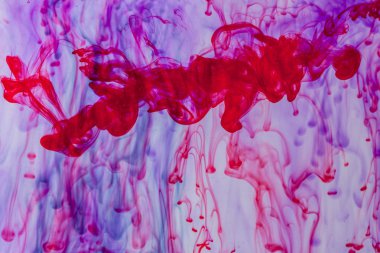 Kırmızı ve mor sıvı su soyut formun içinde