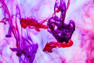 Kırmızı ve mor sıvı su soyut formun içinde