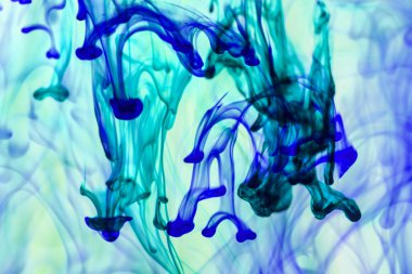 mavi ve mor sıvı su soyut formları yapma