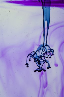 mavi ve mor sıvı su soyut formları yapma