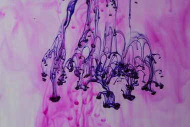 mavi ve mor sıvı su soyut formları yapma 