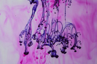 mavi ve mor sıvı su soyut formları yapma 