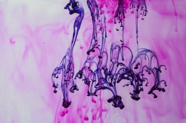 mavi ve mor sıvı su soyut formları yapma 