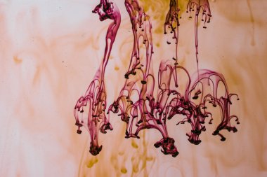 mavi ve mor sıvı su soyut formları yapma 