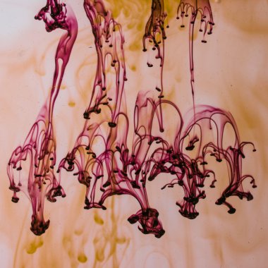 mavi ve mor sıvı su soyut formları yapma 