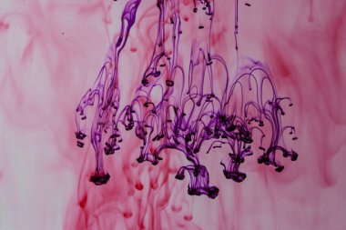 mavi ve mor sıvı su soyut formları yapma 