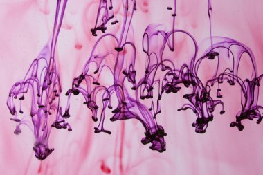 mavi ve mor sıvı su soyut formları yapma 