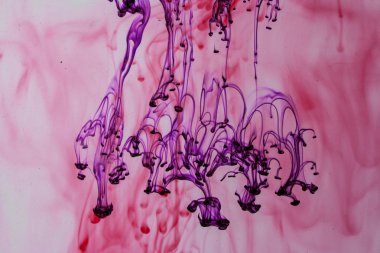 mavi ve mor sıvı su soyut formları yapma 