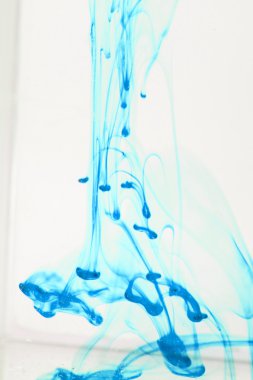 mavi ve mor sıvı su soyut formları yapma 
