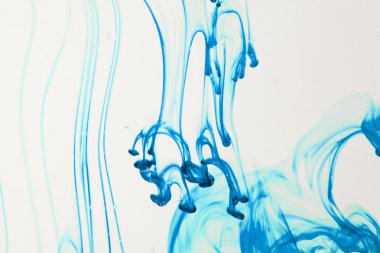 mavi ve mor sıvı su soyut formları yapma 