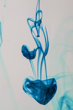 mavi ve mor sıvı su soyut formları yapma 