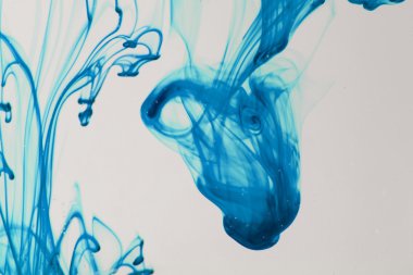 mavi ve mor sıvı su soyut formları yapma 