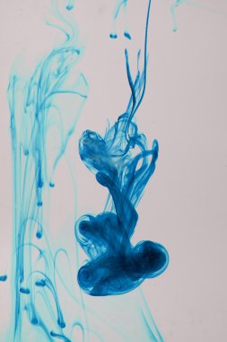 mavi ve mor sıvı su soyut formları yapma 