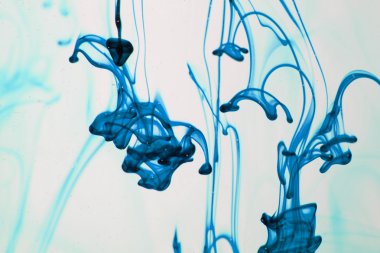 mavi ve mor sıvı su soyut formları yapma 