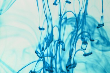 mavi ve mor sıvı su soyut formları yapma 