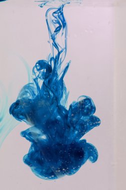 mavi ve mor sıvı su soyut formları yapma 