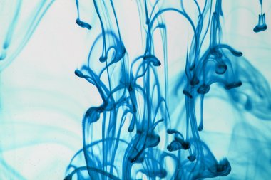 mavi ve mor sıvı su soyut formları yapma 