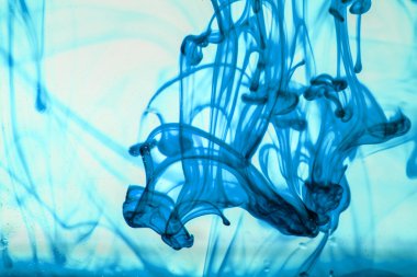 mavi ve mor sıvı su soyut formları yapma 