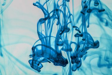 mavi ve mor sıvı su soyut formları yapma 