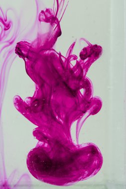 mavi ve mor sıvı su soyut formları yapma 