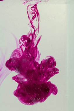 mavi ve mor sıvı su soyut formları yapma 
