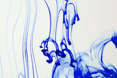 mavi ve mor sıvı su soyut formları yapma 