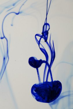 mavi ve mor sıvı su soyut formları yapma 