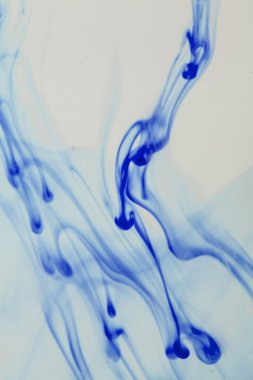 mavi ve mor sıvı su soyut formları yapma 