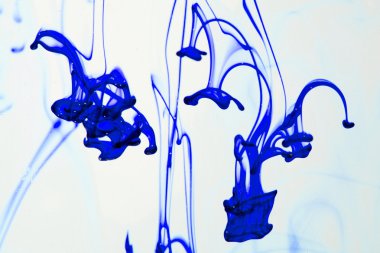 mavi ve mor sıvı su soyut formları yapma 