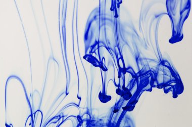 mavi ve mor sıvı su soyut formları yapma 