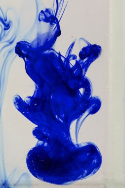 mavi ve mor sıvı su soyut formları yapma 