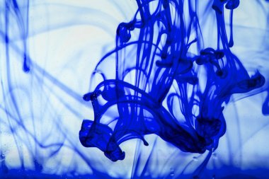 mavi ve mor sıvı su soyut formları yapma 